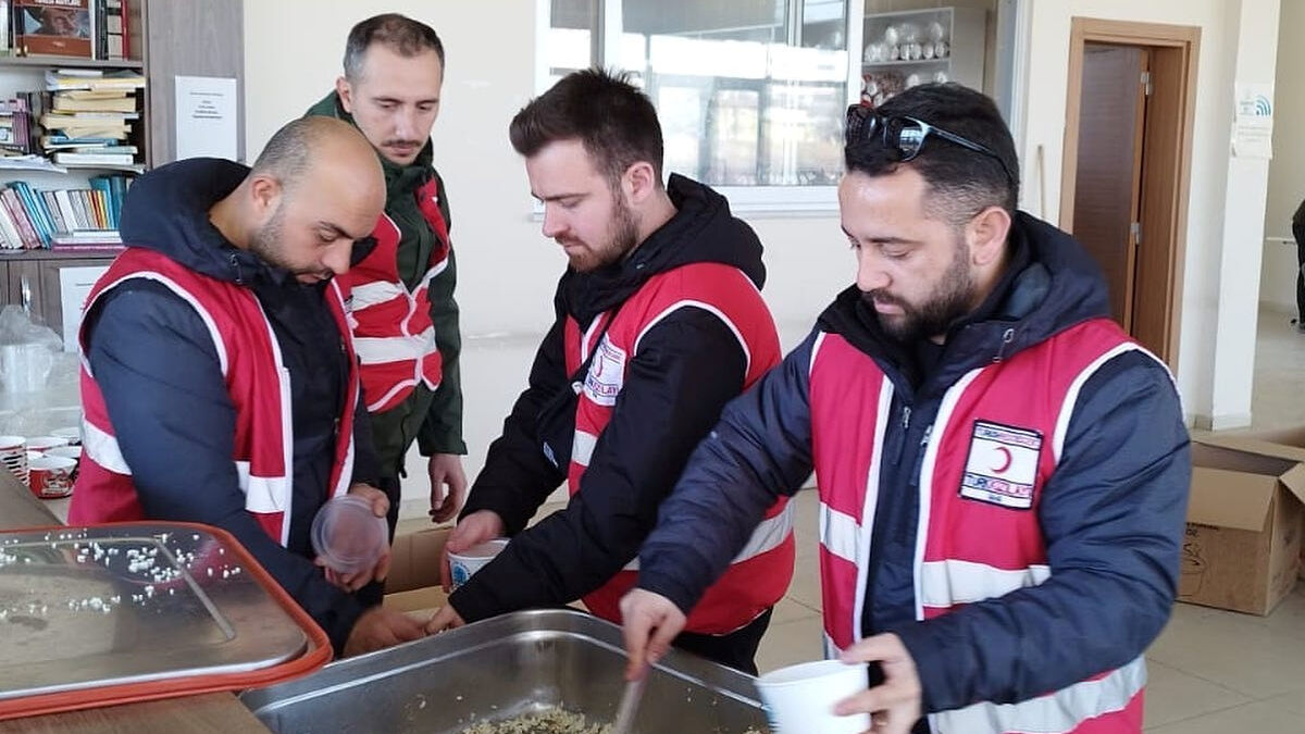 STK’lar depremin yaralarını sarmaya devam ediyor