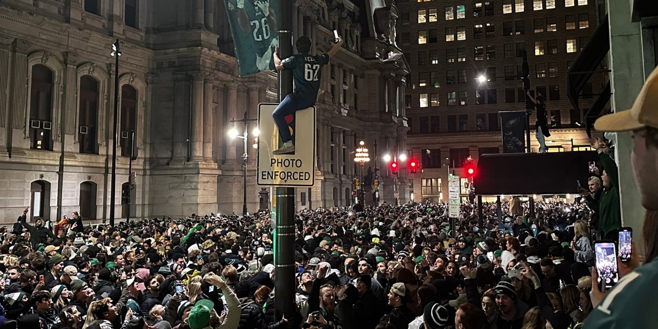 Taraftarın sevincini taşıyamadı, çöktü