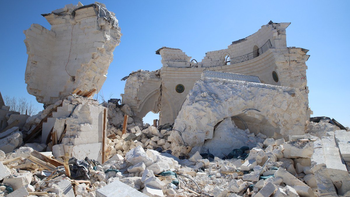 Ukkaşe Hazretleri türbesi depreme dayanamadı