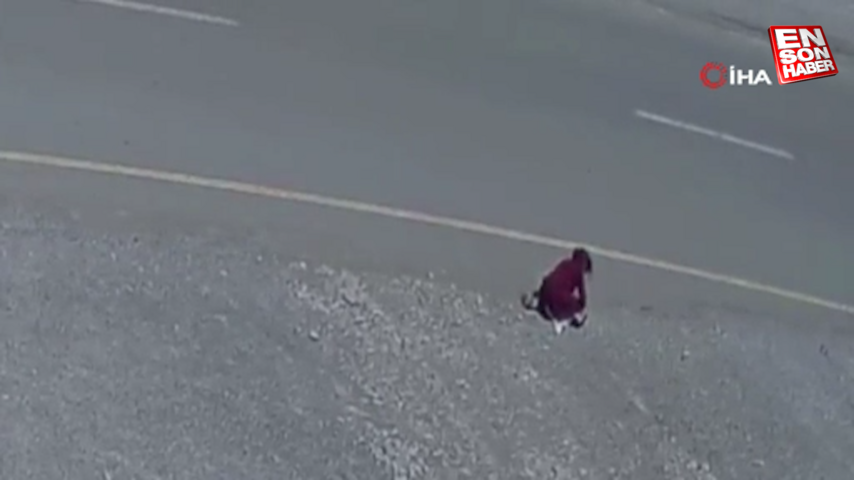 Umman’da bir kız öğrenci, hareket halindeki minibüsten düştü