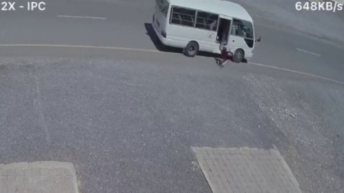 Umman’da bir kız öğrenci, hareket halindeki minibüsten düştü