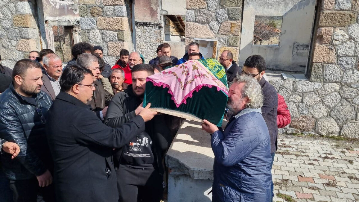 Ünlü yönetmen Müfit Can Saçıntı’nın annesi son yolculuğuna uğurlandı