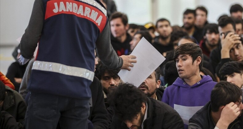 Yılbaşından bu yana 14 bin 878 göçmen sınır dışı edildi