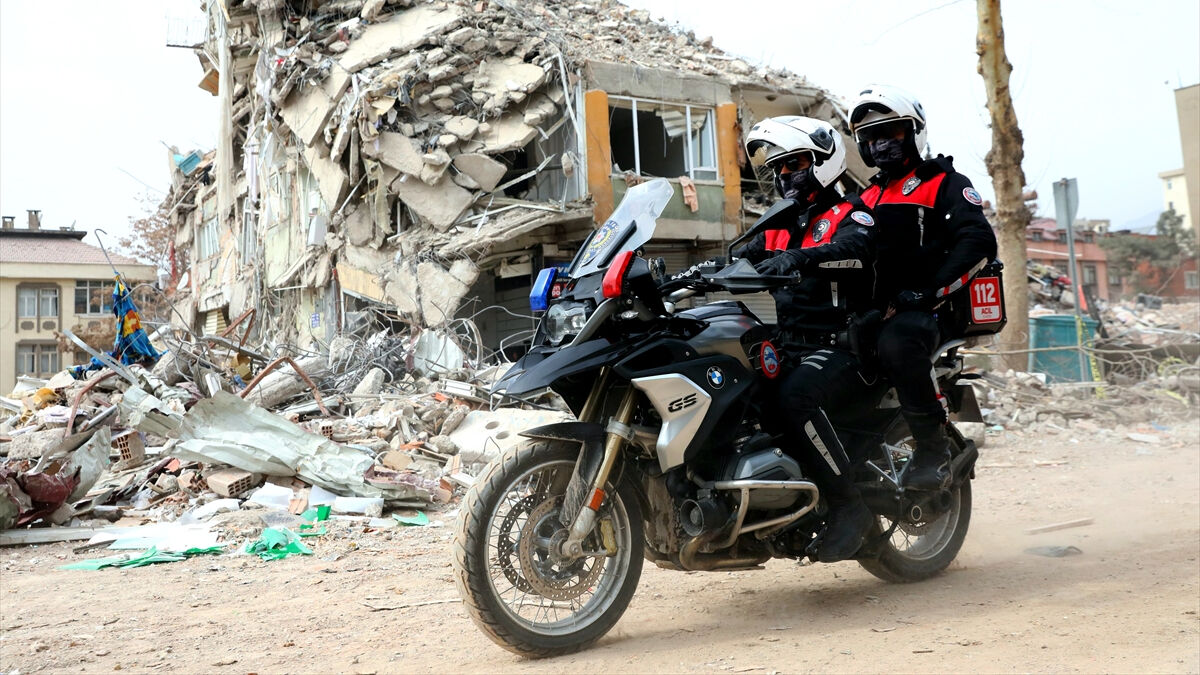 Yunus timleri, deprem bölgesinde asayişi sağlıyor