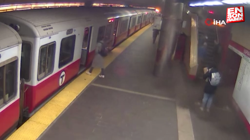 ABD’de metro tavanı, yolcunun hemen önüne düştü