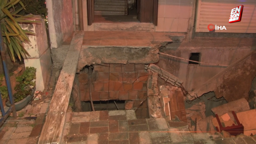 Bahçelievler’de kaldırım altındaki kömürlük tavanı çöktü