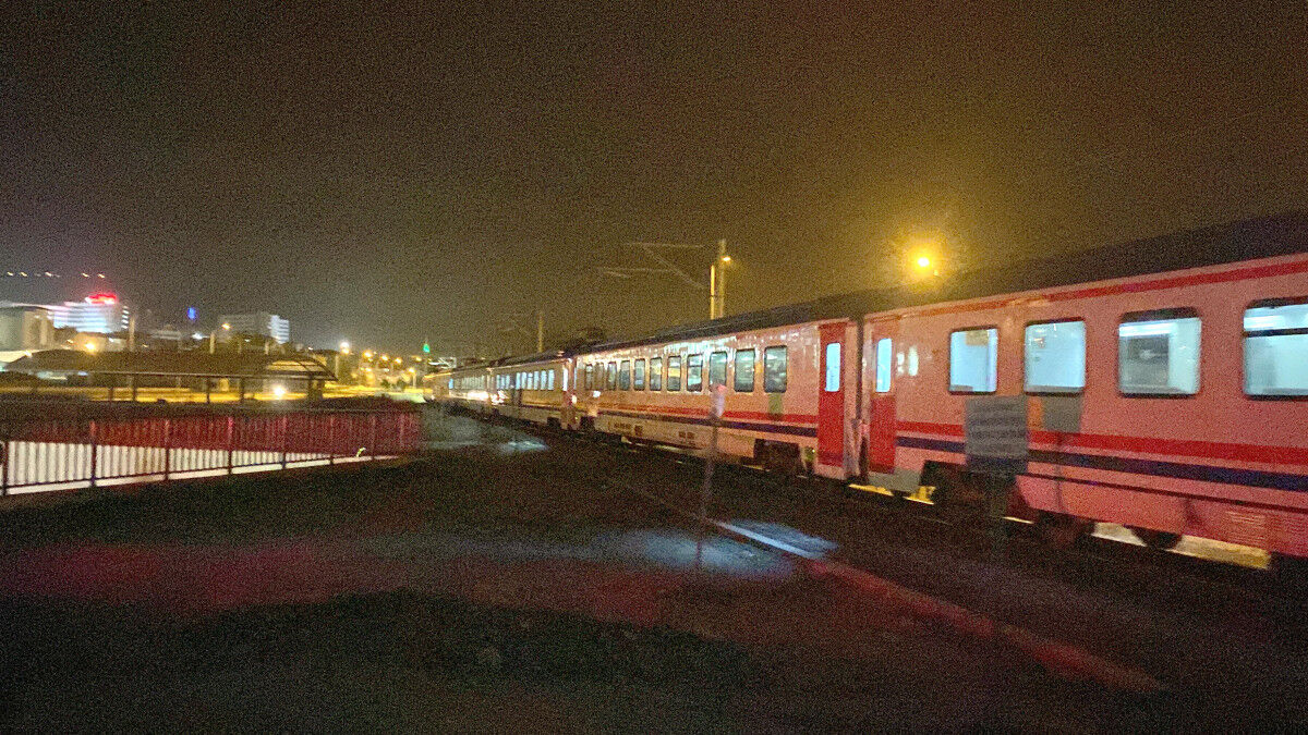 Balıkesir seferini yapan trende 4 kişi birbirine girdi, makinist treni durdurdu