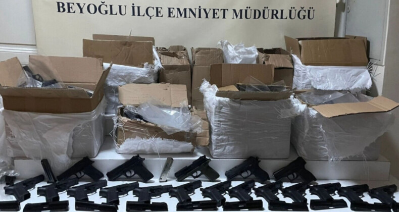 Beyoğlu’nda yasa dışı silah satan çete çökertildi