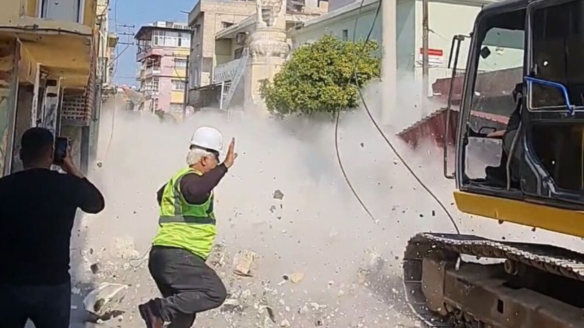 Deprem büyük hasara yol açmıştı! Adana’da hasarlı minarenin yıkımında kaza yaşandı
