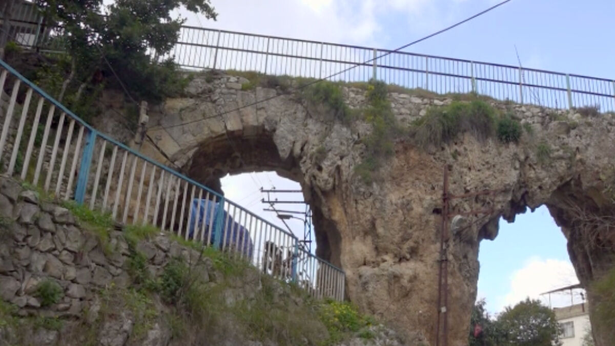 Deprem felaketinde adeta yerle bir olan Hatay Antakya’da 2000 yıllık su kemeri ayakta kaldı