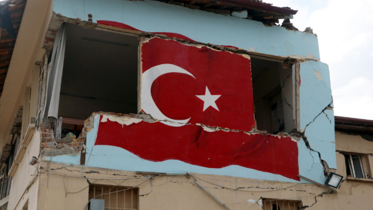 Depremin vurduğu Hatay’da 110 yıllık Antakya Lisesi enkaza döndü