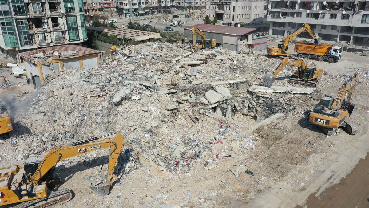 Depremlerde yıkılan binalarla ilgili kusuru bulunan 768 şüpheli hakkında işlem yapıldı