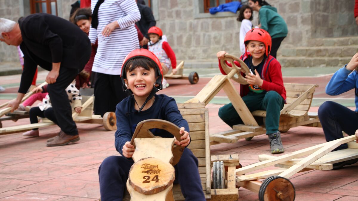 Depremzedeler Rize’nin tahta arabalarıyla tanıştı, doyasıya eğlendi