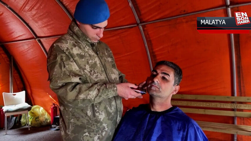 Depremzedelerin yemeği de tıraşı da Mehmetçik’ten