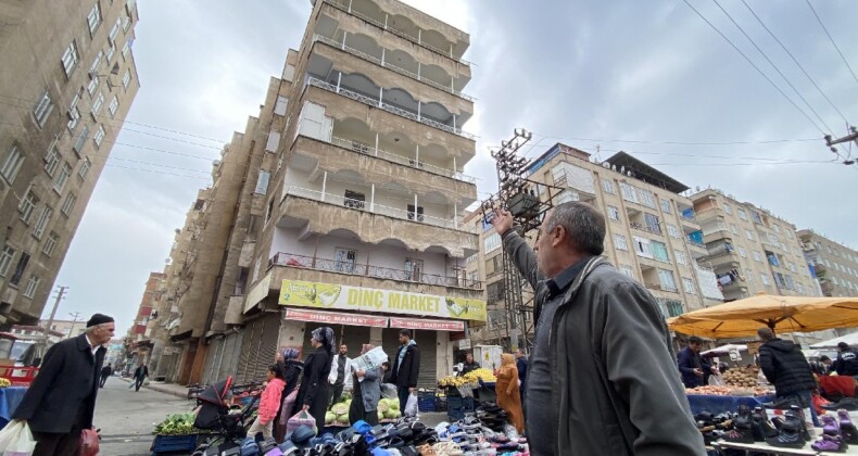 Diyarbakır’da ağır hasarlı bina önünde semt pazarı