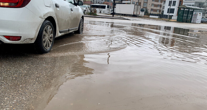 Eskişehir’de yağış sonrası sokaklar göle döndü