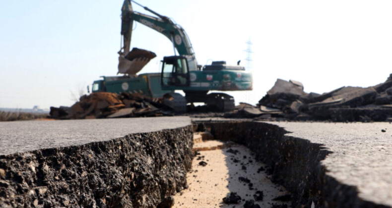 Hatay’da depremde yarılma ve çökme olan kara yolu onarılıyor