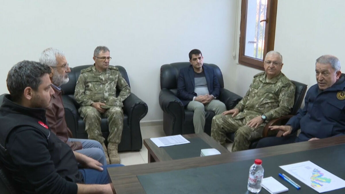 Hulusi Akar, Hatay’da depremzedeleri ziyaret etti