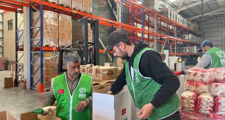 İHH’nin Kilis’teki lojistik merkezinden deprem bölgesine yardım kolileri gönderildi