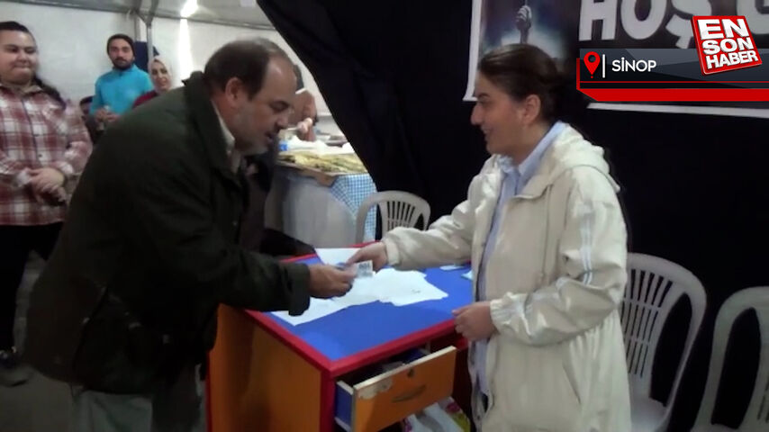 İspanyol turistler, Sinop’ta depremzedeler için bağış yaptı