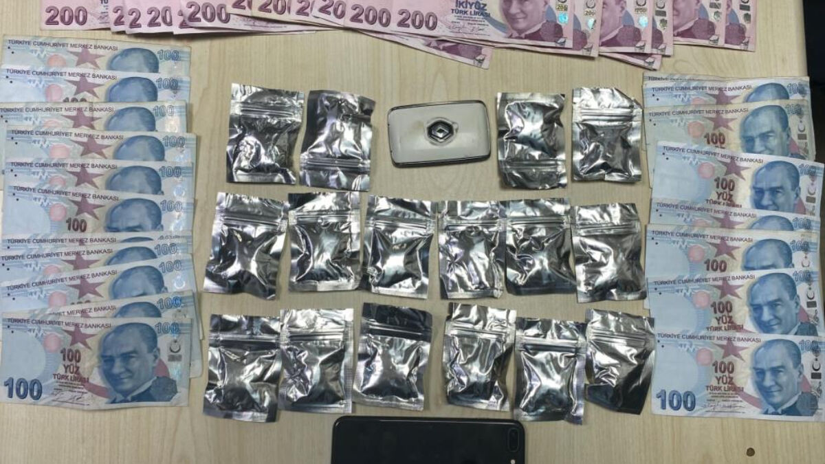 İstanbul’da durdurulan araçtan gizli bölmeye saklanmış uyuşturucu çıktı