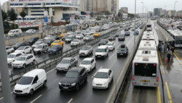 İstanbul’da yağmur etkisini gösterdi! Trafikte yoğunluk oluştu