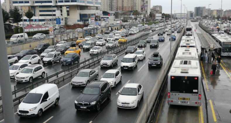 İstanbul’da yağmur etkisini gösterdi! Trafikte yoğunluk oluştu