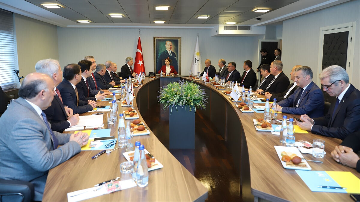 İyi Parti Genel Başkanı Akşener, partisinin belediye başkanlarıyla buluştu
