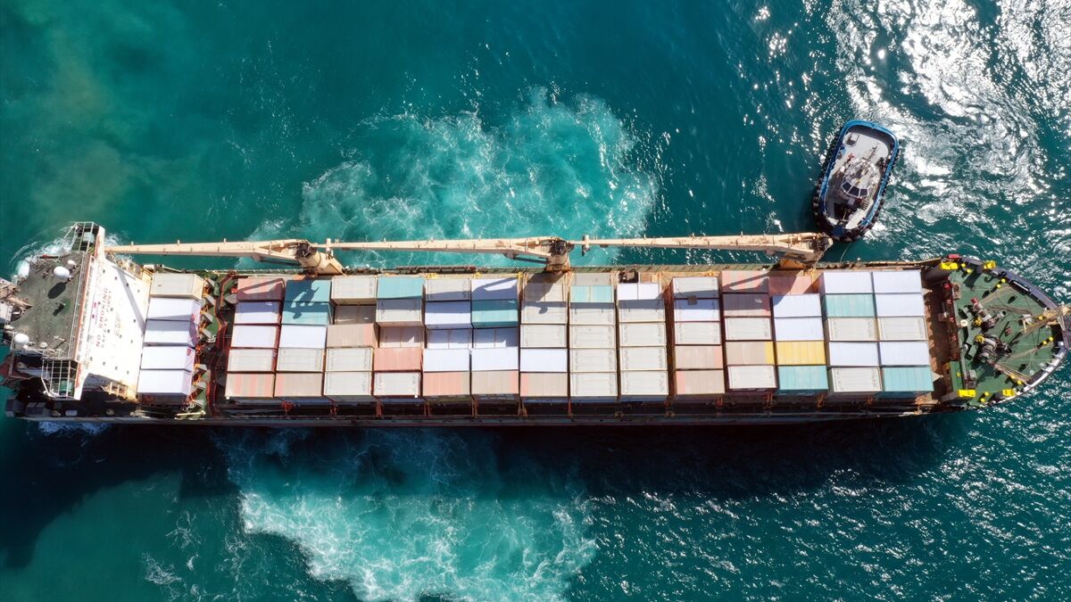 Katar’ın gönderdiği yaşam konteynerleri İskenderun Limanı’na ulaştı