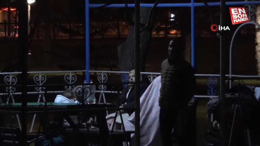 Kayseri’de halk, depremlerin ardından akşamı parklarda geçiriyor