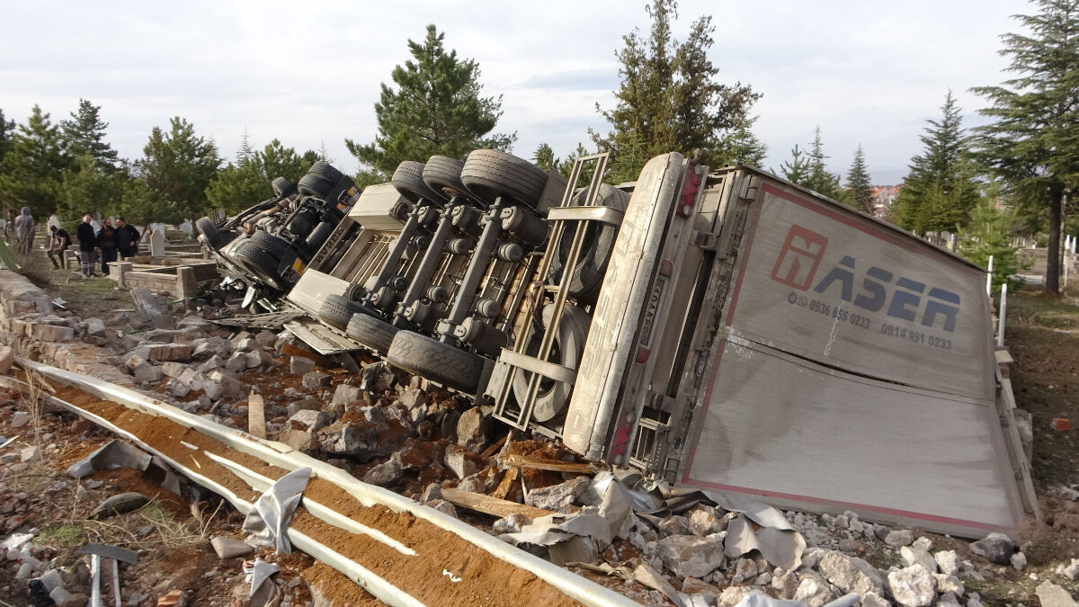 Kayseri’de yoldan çıkan tır mezarlığa girdi! Vatandaşlar deprem sandı