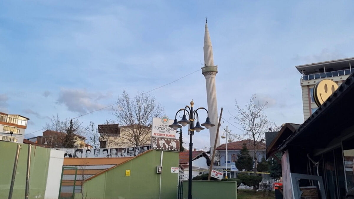 Malatya’da ağır hasarlı minare kontrollü yıkıldı
