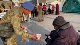 Malatya’da depremzedelerin yaralarını Mehmetçik sarıyor