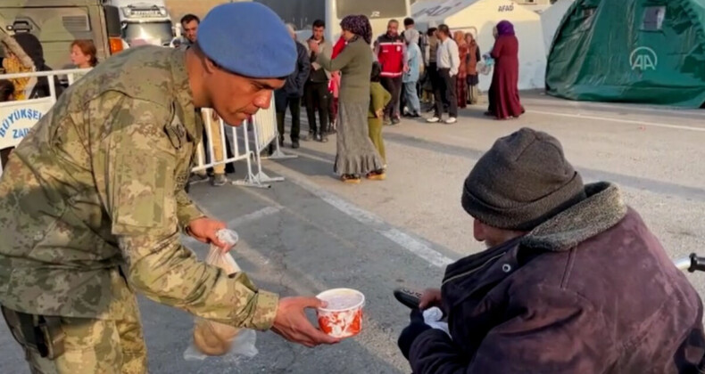 Malatya’da depremzedelerin yaralarını Mehmetçik sarıyor