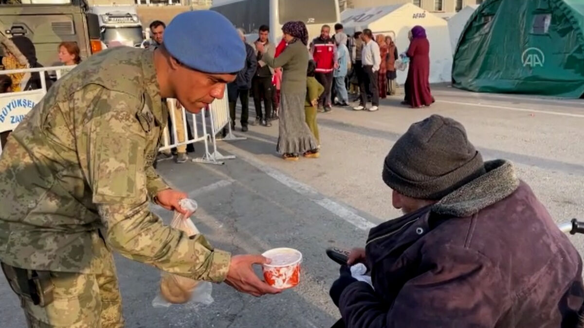 Malatya’da depremzedelerin yaralarını Mehmetçik sarıyor