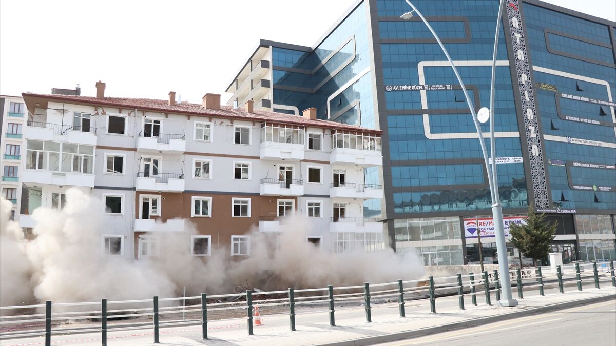 Niğde’de depremlerde hasar gören binanın yıkımı yapıldı