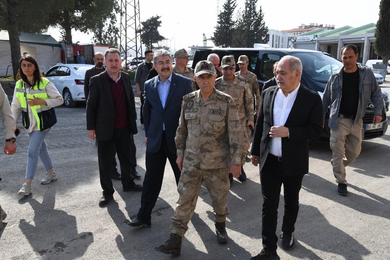 Orgeneral Arif Çetin deprem bölgesinde: Yaraları sarmak da Erdoğan’ın talimatıyla