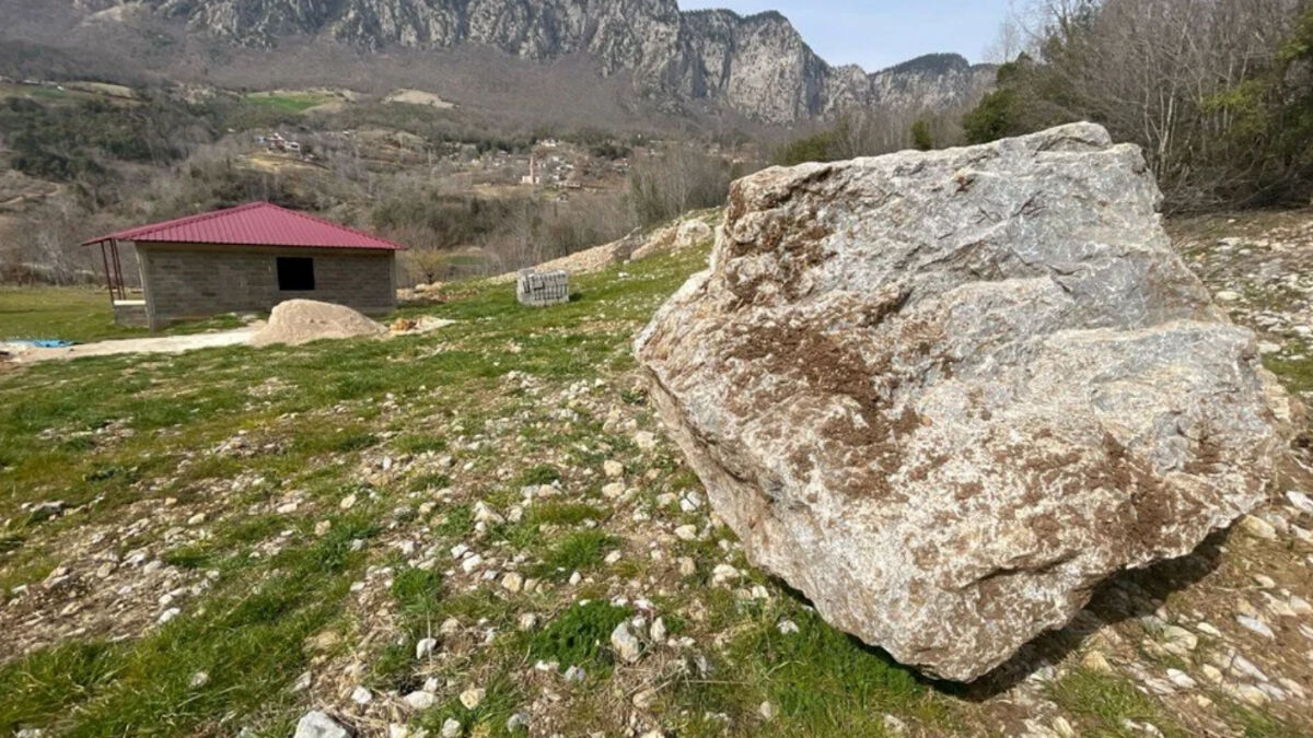 Osmaniye’de depremin yuvarladığı kaya, eve 20 metre kala durdu