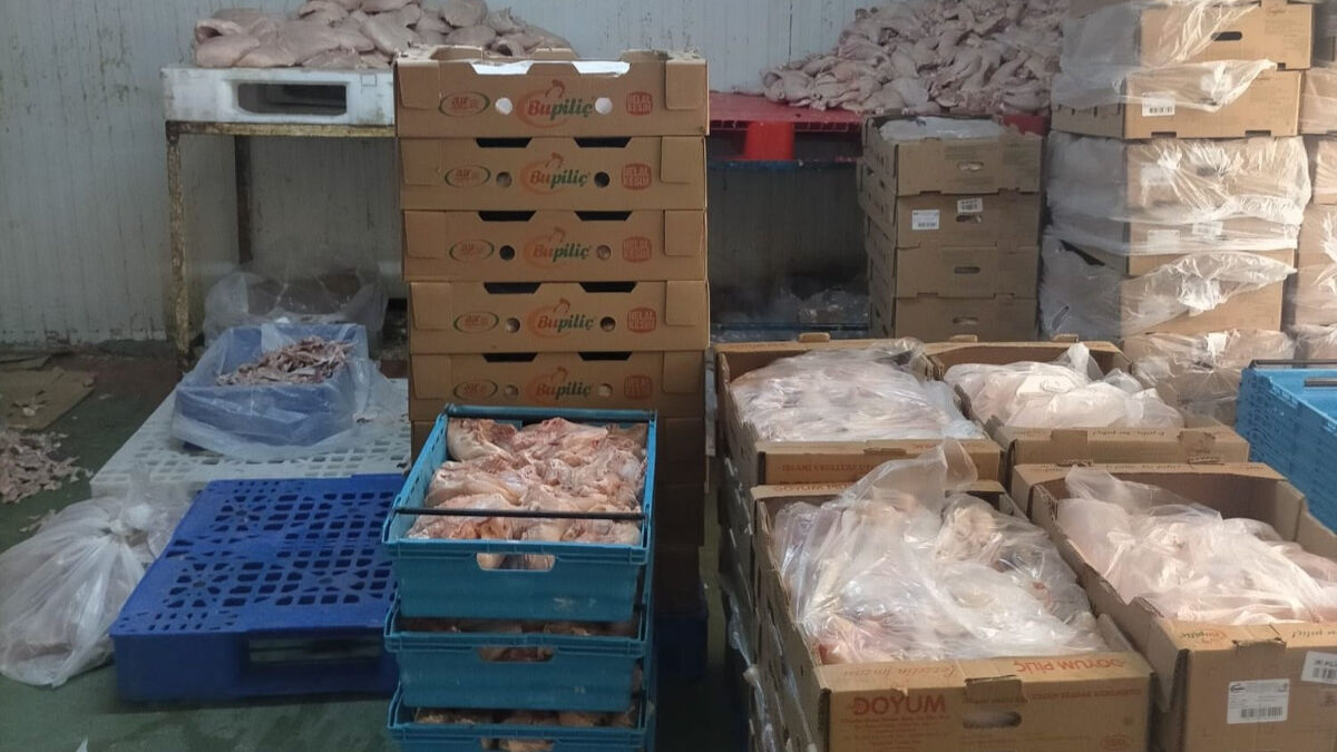 Şanlıurfa’da 4 tondan fazla son kullanma tarihi geçmiş tavuk eti ve sakatat ele geçirildi