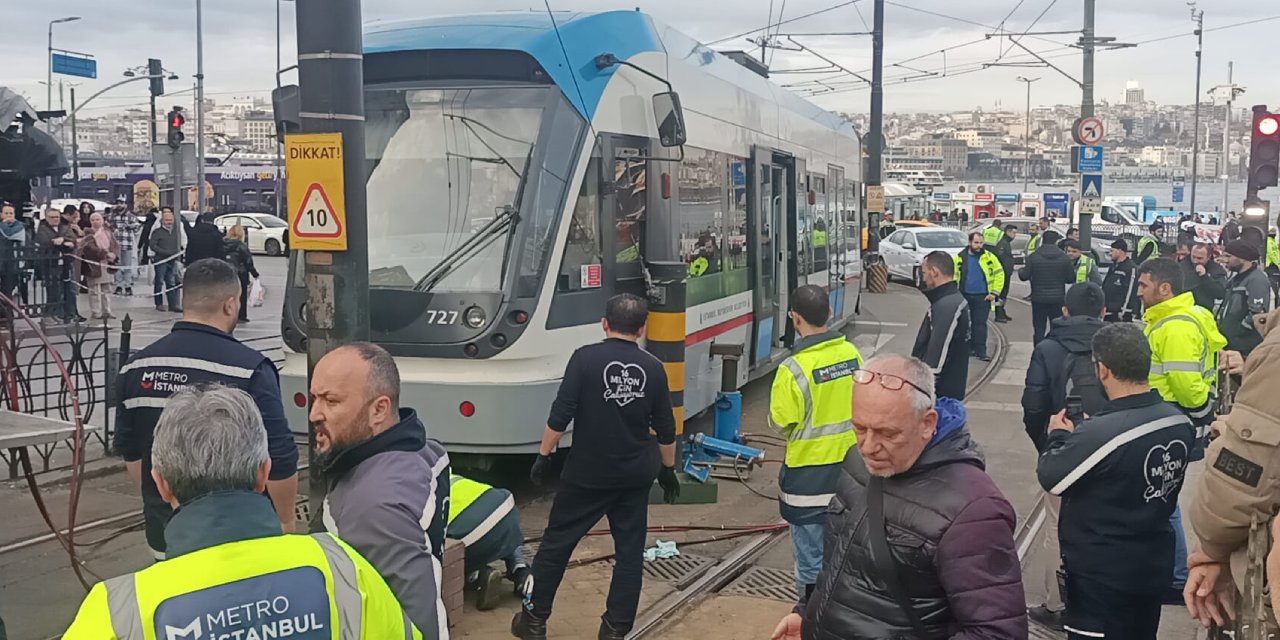 Sirkeci’de tramvay yeniden raydan çıktı