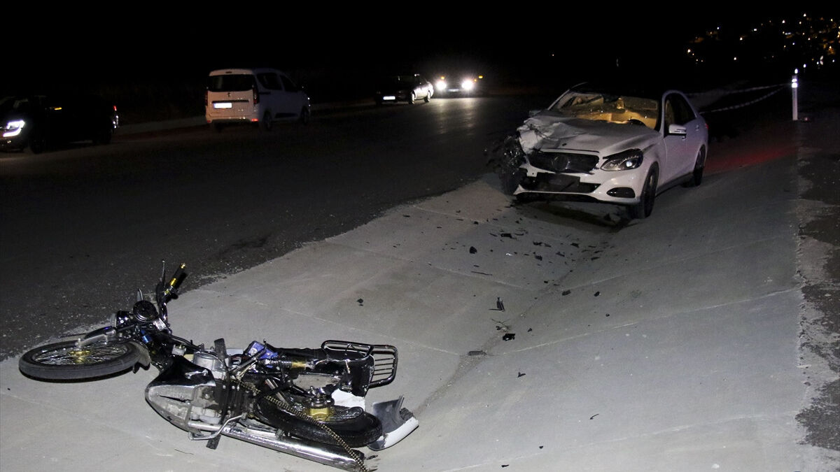 Uşak’ta alkollü sürücünün otomobille çarptığı motosikletteki 2 kişi can verdi