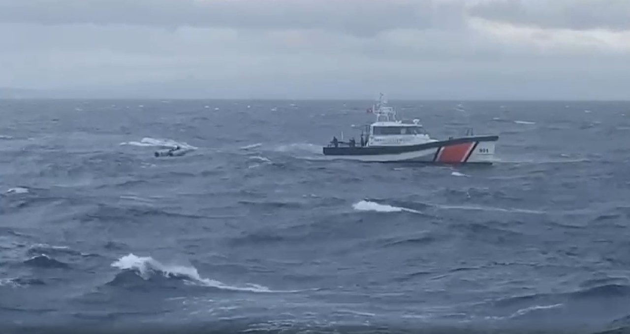 Yarı batık bulunan botta 10 düzensiz göçmen kurtarıldı: 21 kişi aranıyor