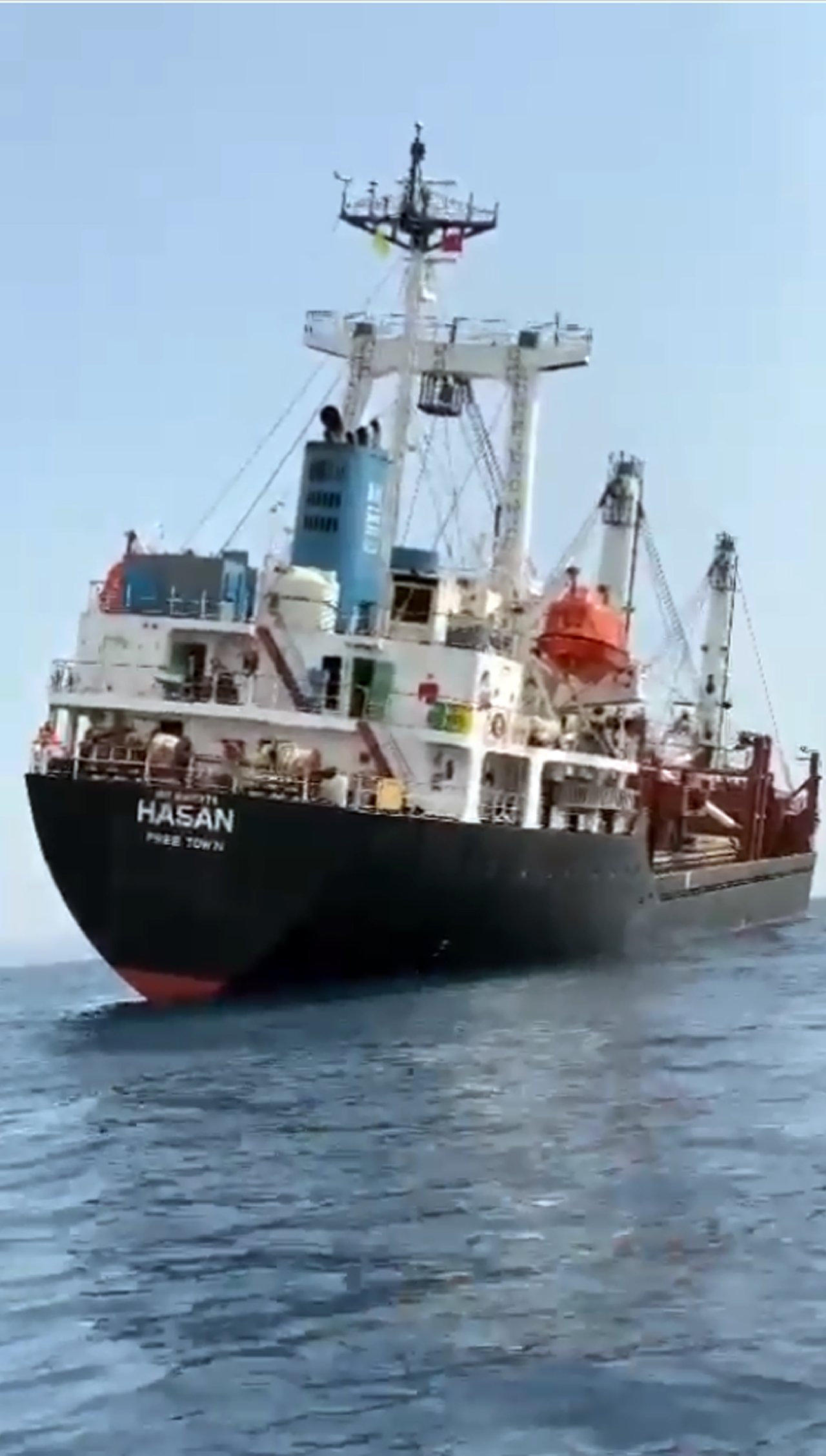 Yük gemisindeki yükler kaydı, gemi yana doğru yattı