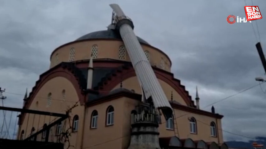Zonguldak’ta şiddetli rüzgardan caminin minaresi devrildi