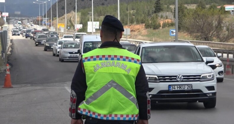 43 ilin geçiş güzergahında trafik yoğunluğu