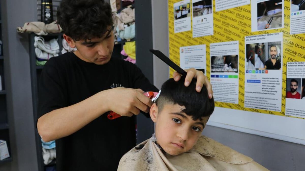 Adana’da berberlerin bayram tıraşı mesaisi başladı: ‘3-4 saat bekleyen müşterilerimiz var’