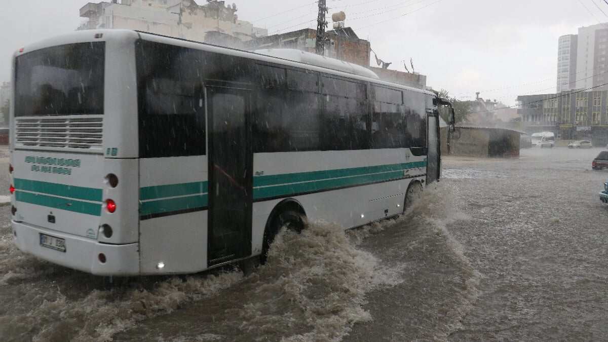 Adana’yı sağanak yağış ve dolu vurdu