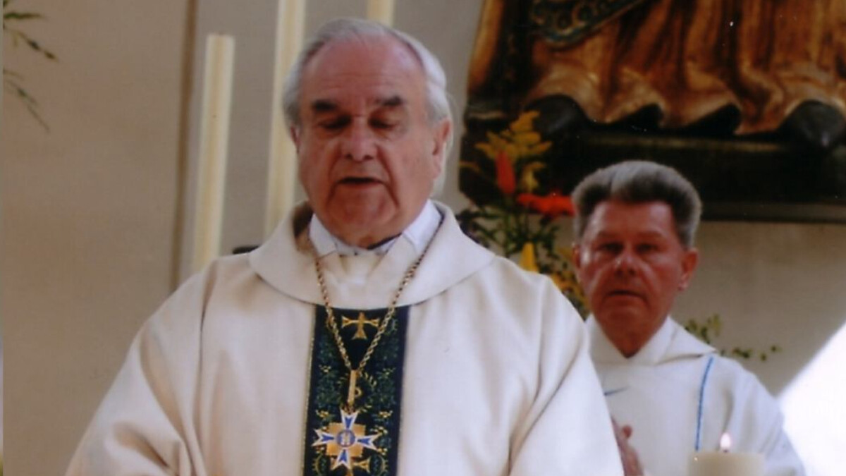 Almanya’da liyakat nişanı verilen rahibin evinde, çocuk istismarı içeren fotoğraflar bulundu