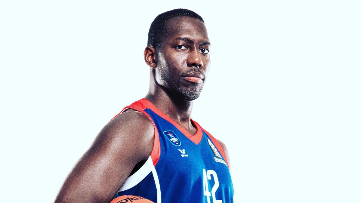 Anadolu Efesli Bryant Dunston’ın otomobilinin üzerine tır dorsesi devrildi