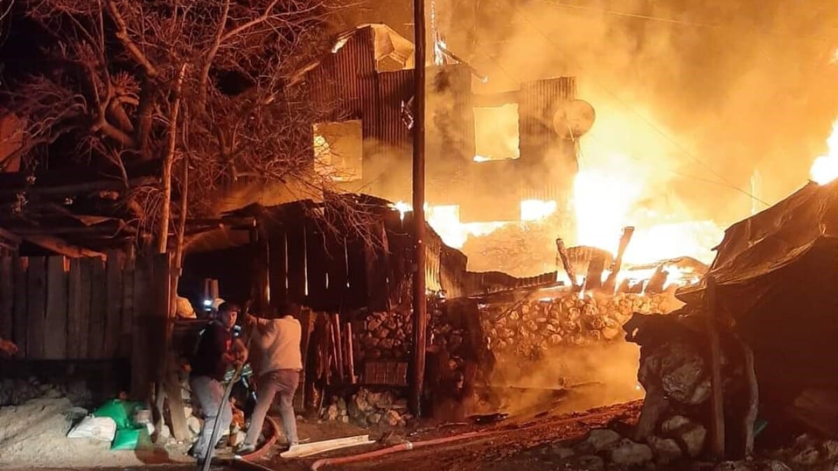 Ankara’daki ahşap evde çıkan yangın 3 evi küle çevirdi